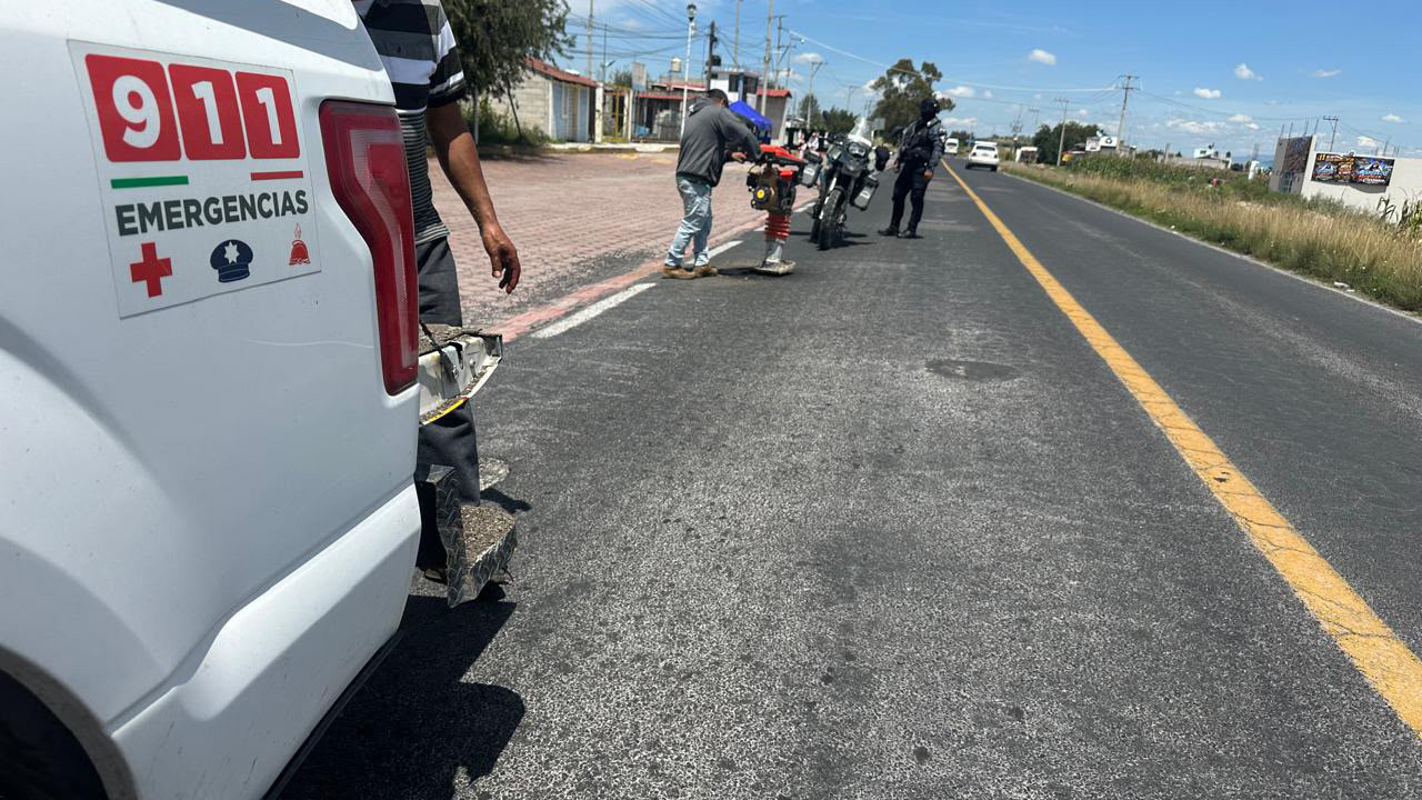 Gobierno municipal de Ixtenco realiza trabajos de bacheo en tramos carreteros hacia Huamantla y Zitlaltepec