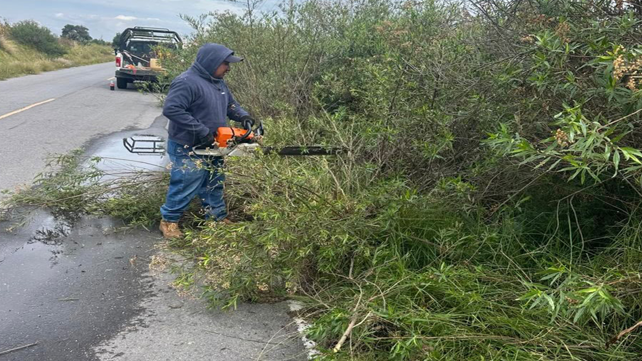 Protección Civil de Ixtenco realiza mantenimiento preventivo en el camino viejo a La Ermita