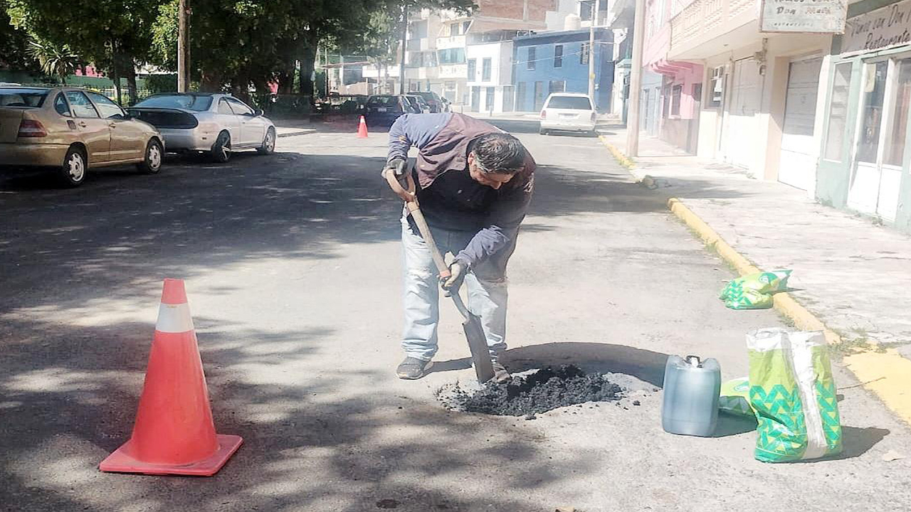 Ayuntamiento de Tlaxcala realiza trabajos de bacheo en la colonia Centro