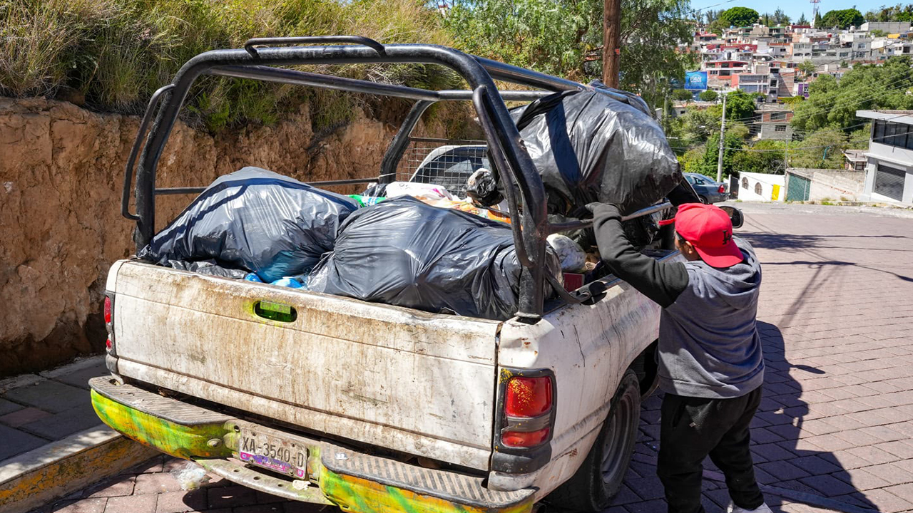 Ayuntamiento de Tlaxcala despliega brigadas emergentes para retirar residuos de la vía pública