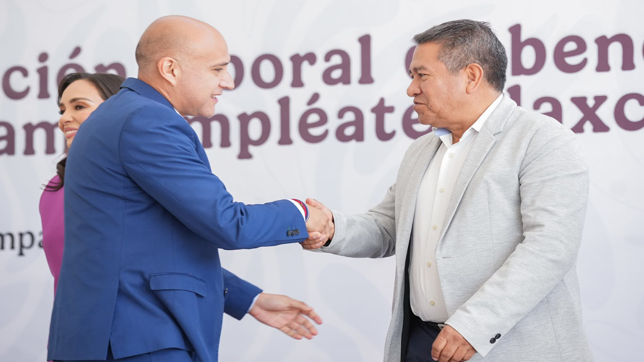 El presidente municipal de la capital Carlos López Suárez asistió a la incorporación laboral de beneficiarios del programa Empléate Tlaxcala