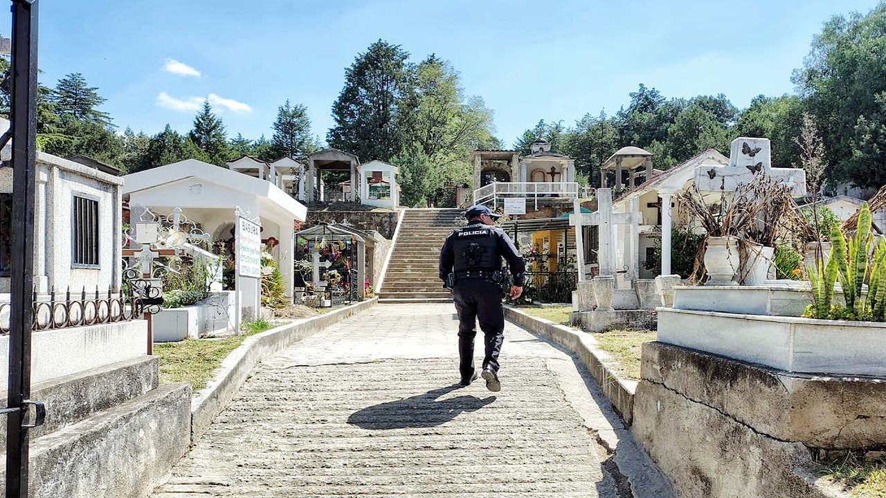 Mantiene Policía Municipal vigilancia en panteones de Tlaxcala con dispositivo de seguridad